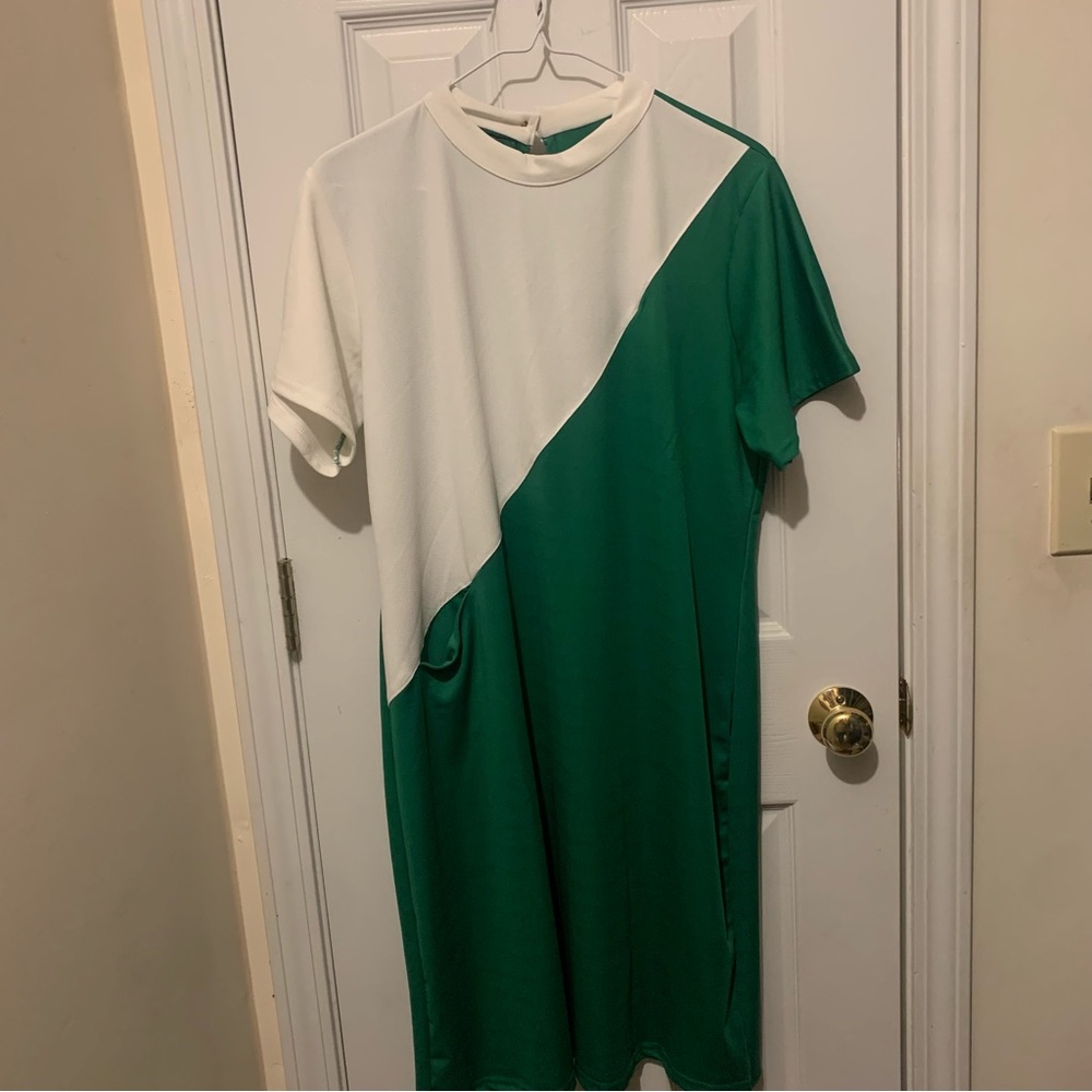 2XL green and white retro dress. One pocket on the front.